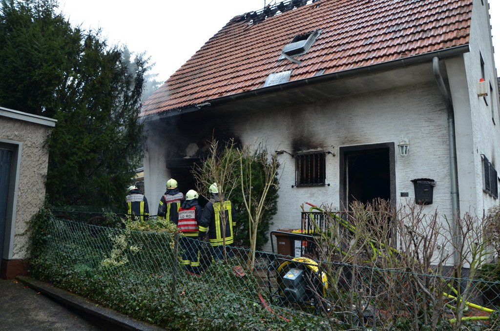 Feuer 2 Koeln Rodenkirchen Schuetzstr P511.JPG
